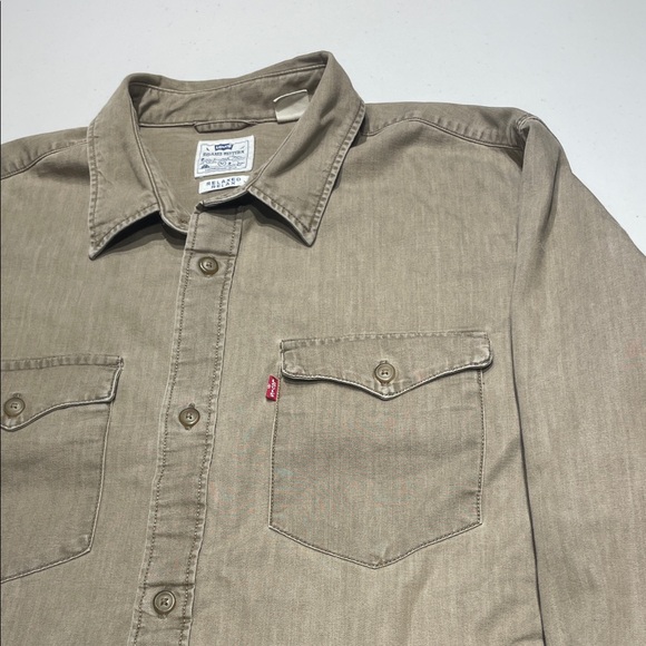 Levi's relaxed Western size medium Beige Button-Up Shirt - Picture 4 of 13